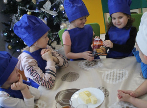 Pieczemy pierniczki z babcią Gabrysi i Alusi!