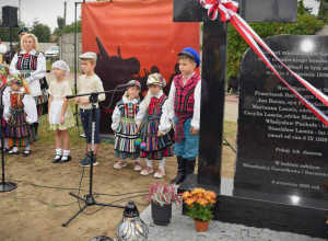 Odsłonięcie tablicy ofiar bombardowania Gorzałkowa.